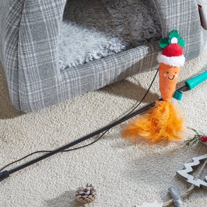 Zoon Nip-It Santa Carrot Tickle Stick